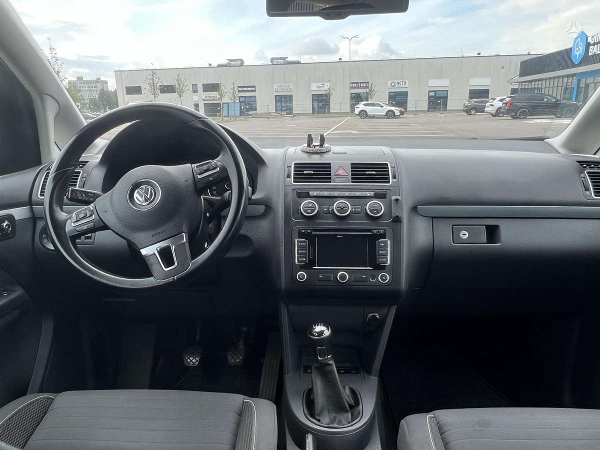 Volkswagen Touran 2015 — photo 11