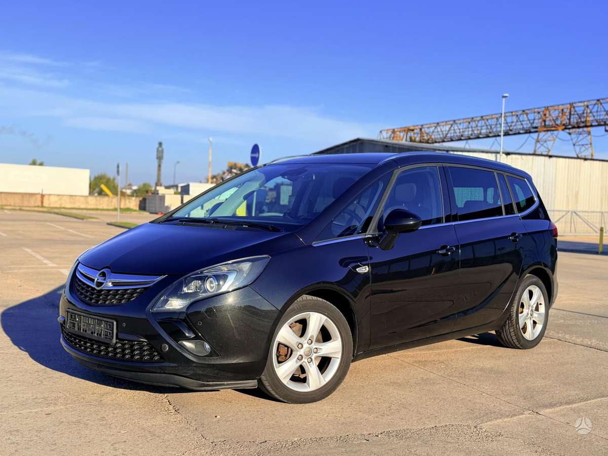 Opel Zafira 2012 — вигляд ззаду