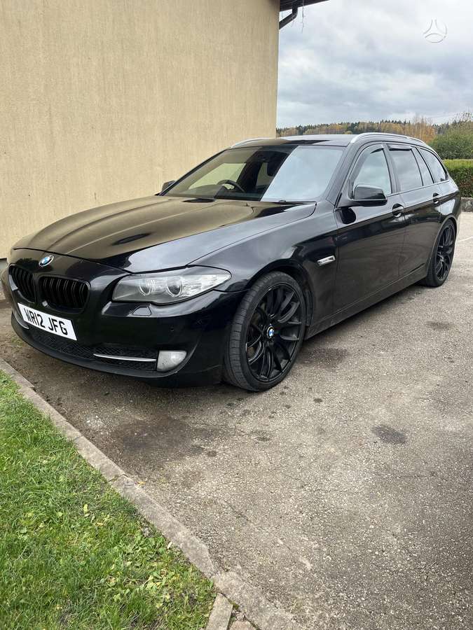 BMW 520 2012 — interior