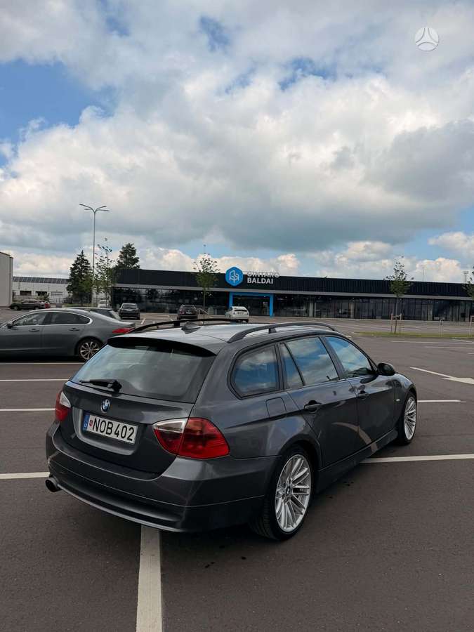 BMW 318 2006 — rear view