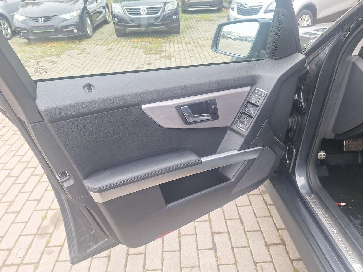 Mercedes-Benz GLK350 2010 — photo 12