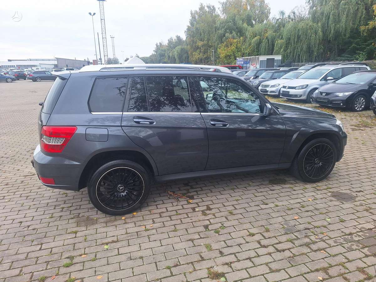 Mercedes-Benz GLK350 2010 — rear view