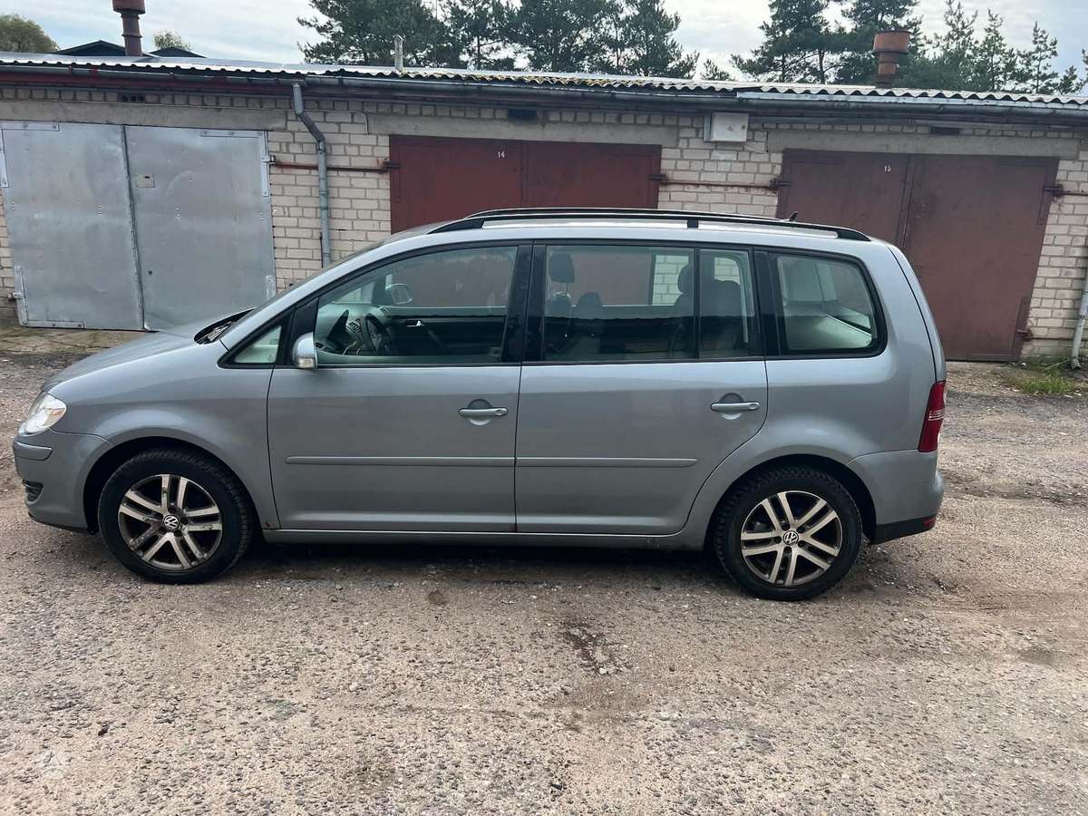Volkswagen Touran 2009 — rear view