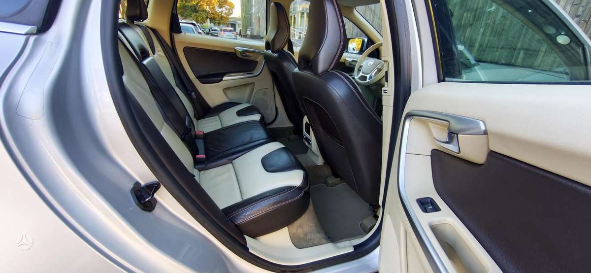 Volvo XC60 2010 — photo 36