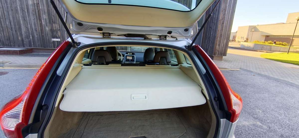 Volvo XC60 2010 — photo 37