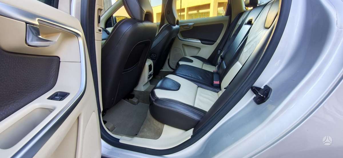 Volvo XC60 2010 — photo 43