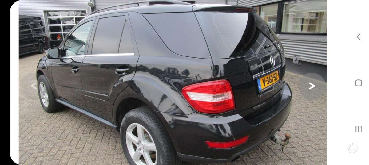 Mercedes-Benz ML300 2010 — rear view
