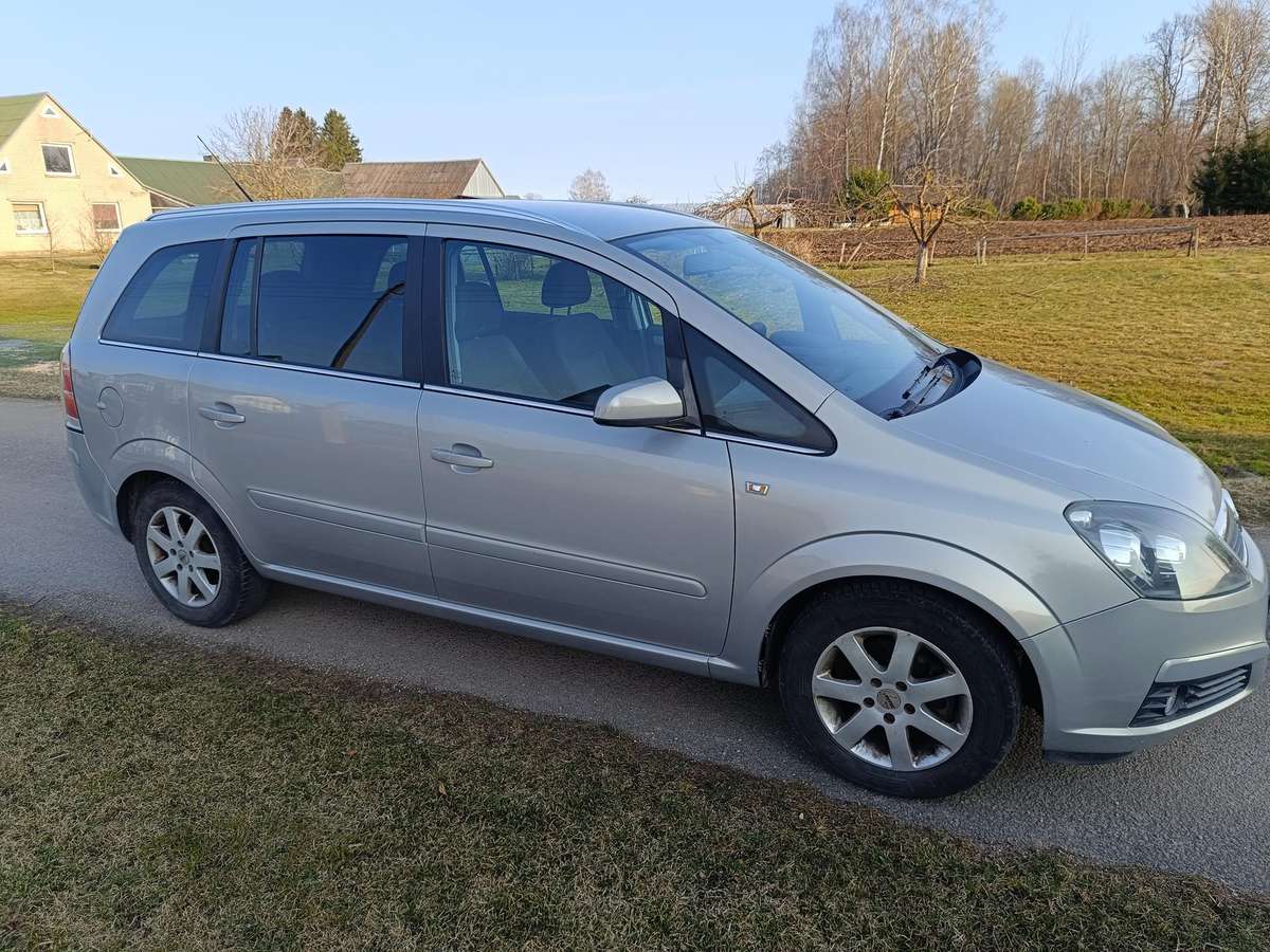 Opel Zafira 2007 — rear view