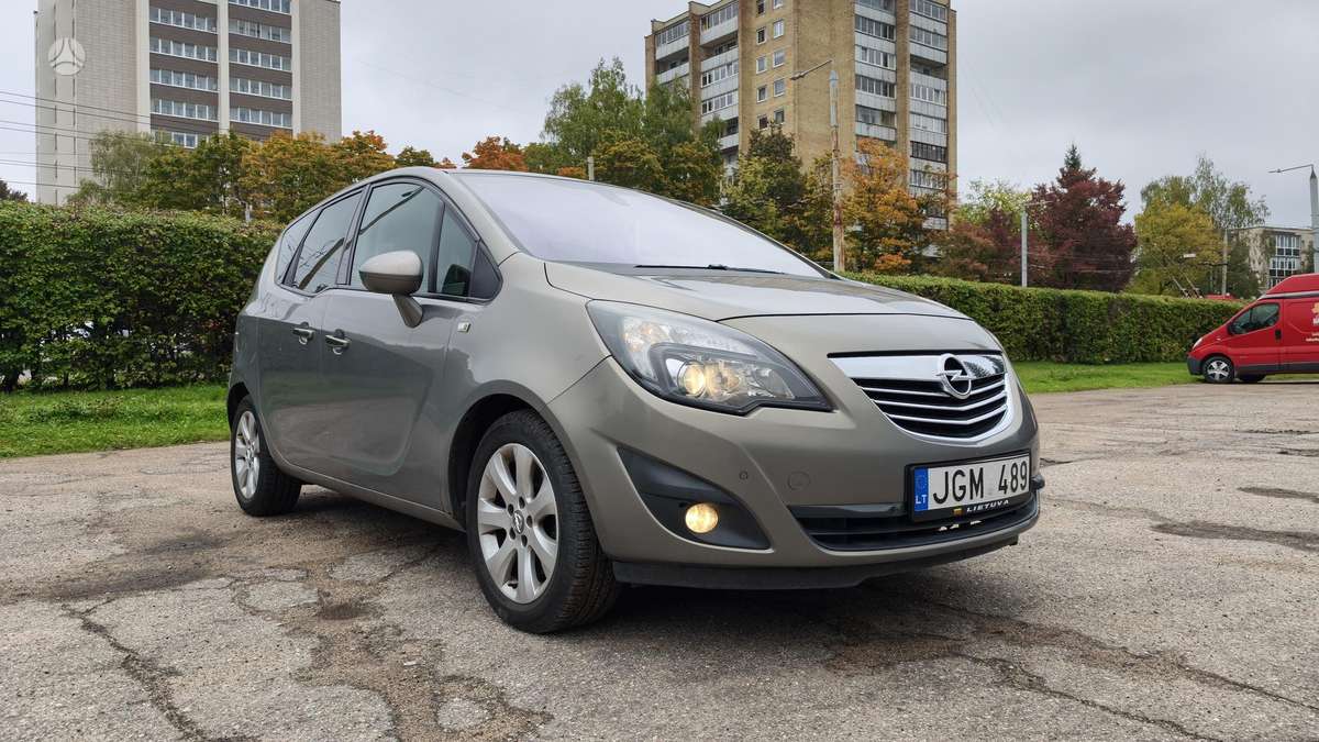 Opel Meriva 2010 — салон