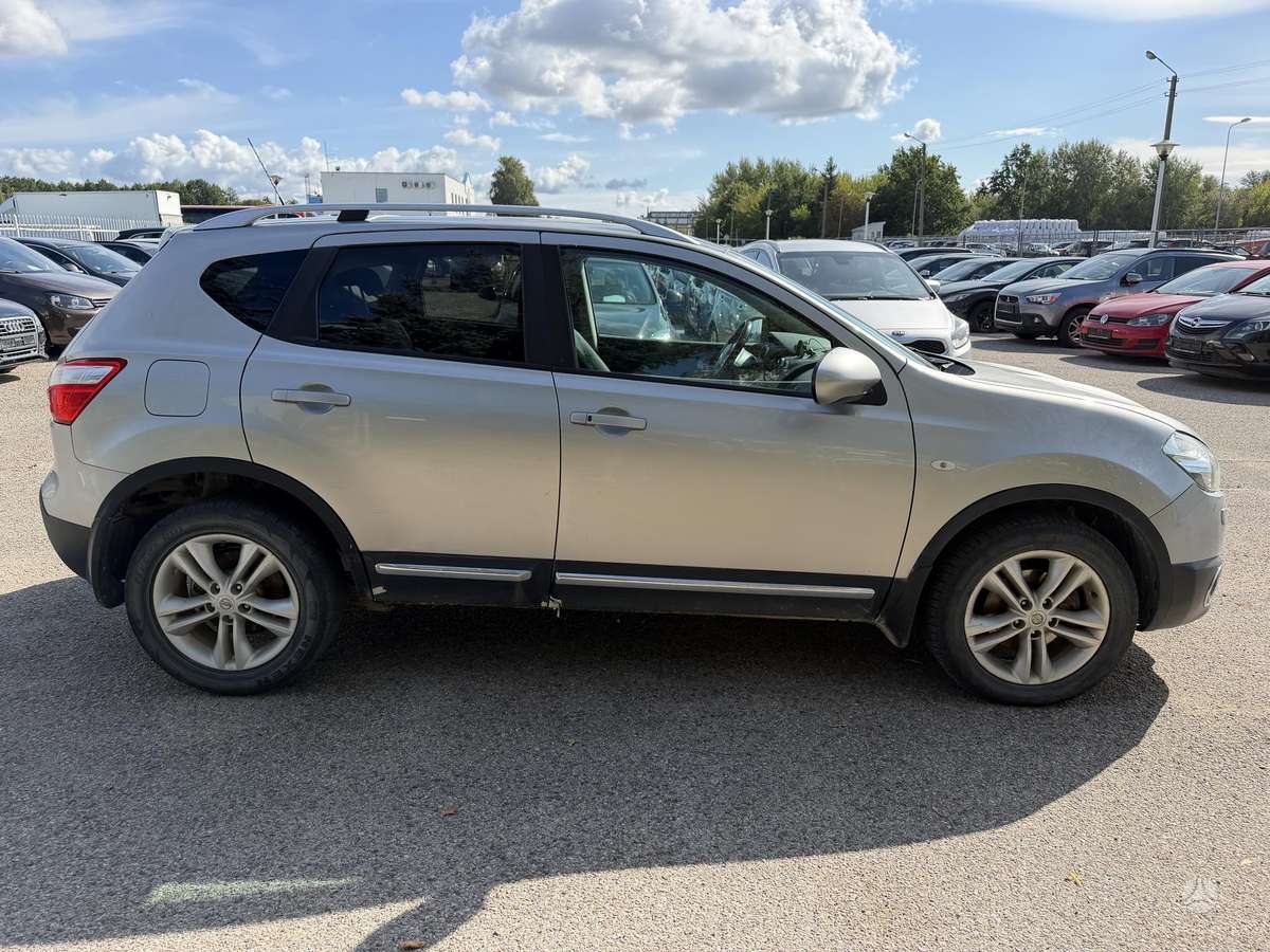 Nissan Qashqai 2013 — interior