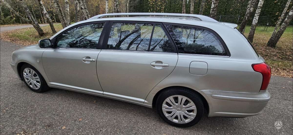 Toyota Avensis 2005 — rear view