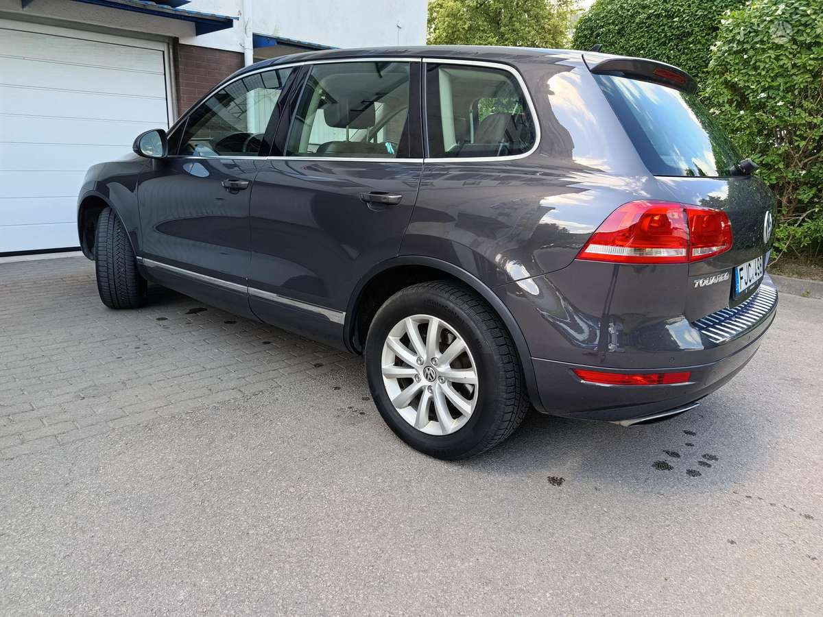 Volkswagen Touareg 2011 — вигляд ззаду