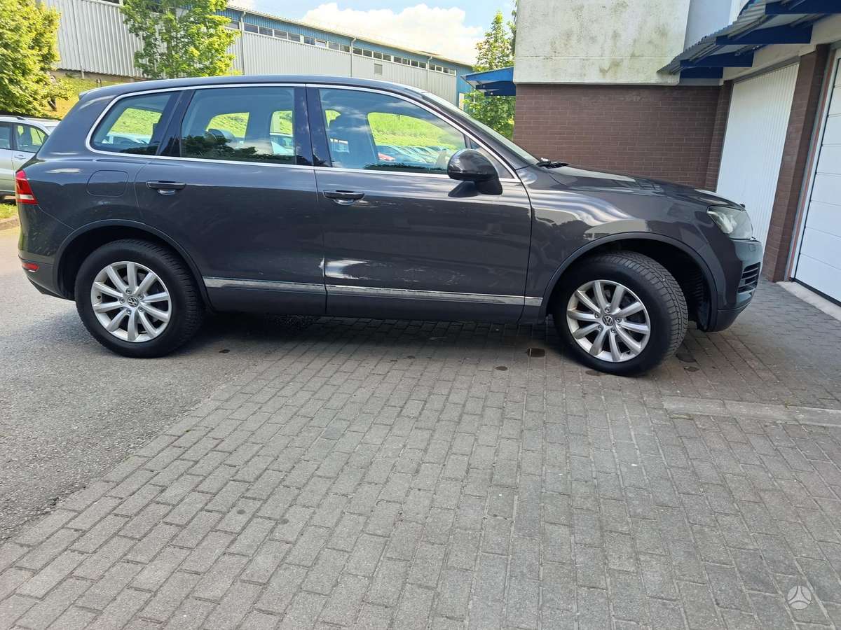 Volkswagen Touareg 2011 — салон