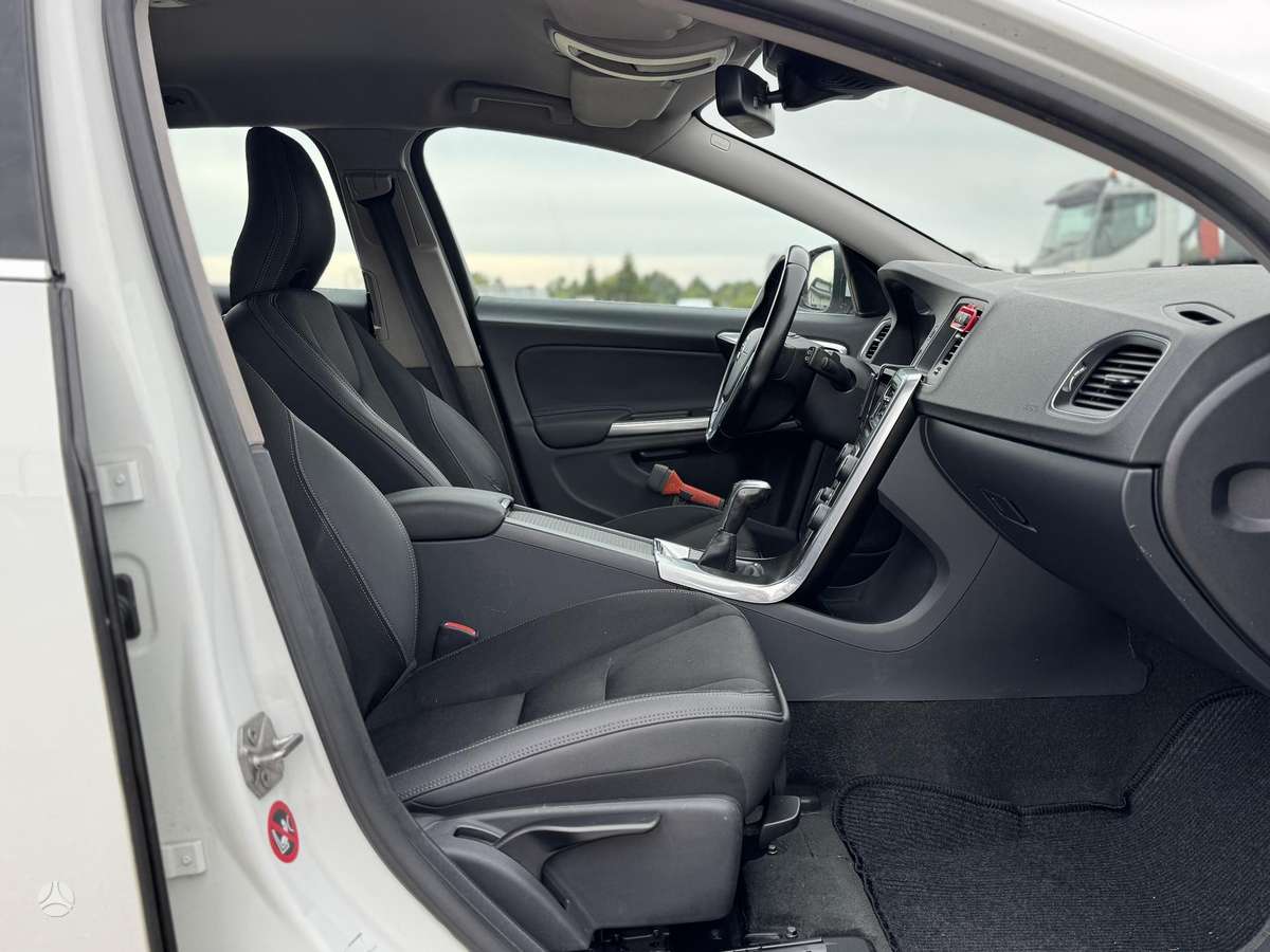 Volvo V60 2014 — photo 12