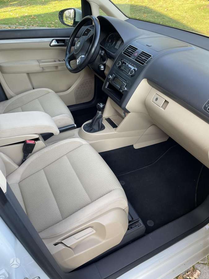 Volkswagen Touran 2011 — photo 10