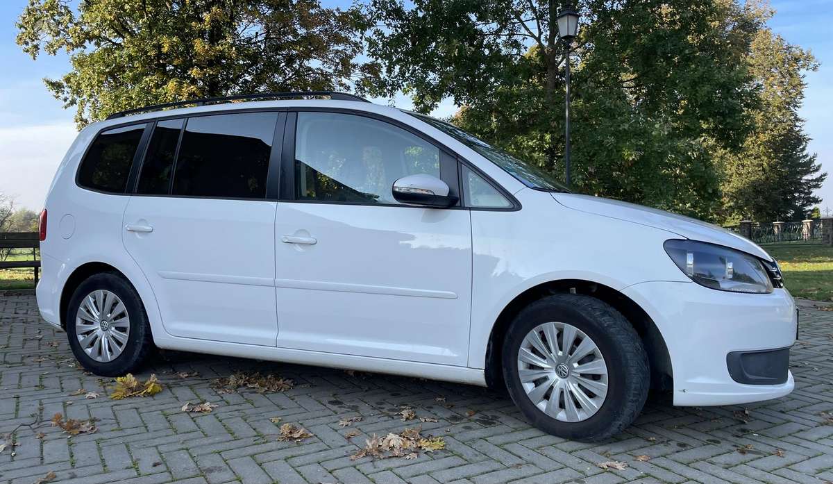 Volkswagen Touran 2011 — interior