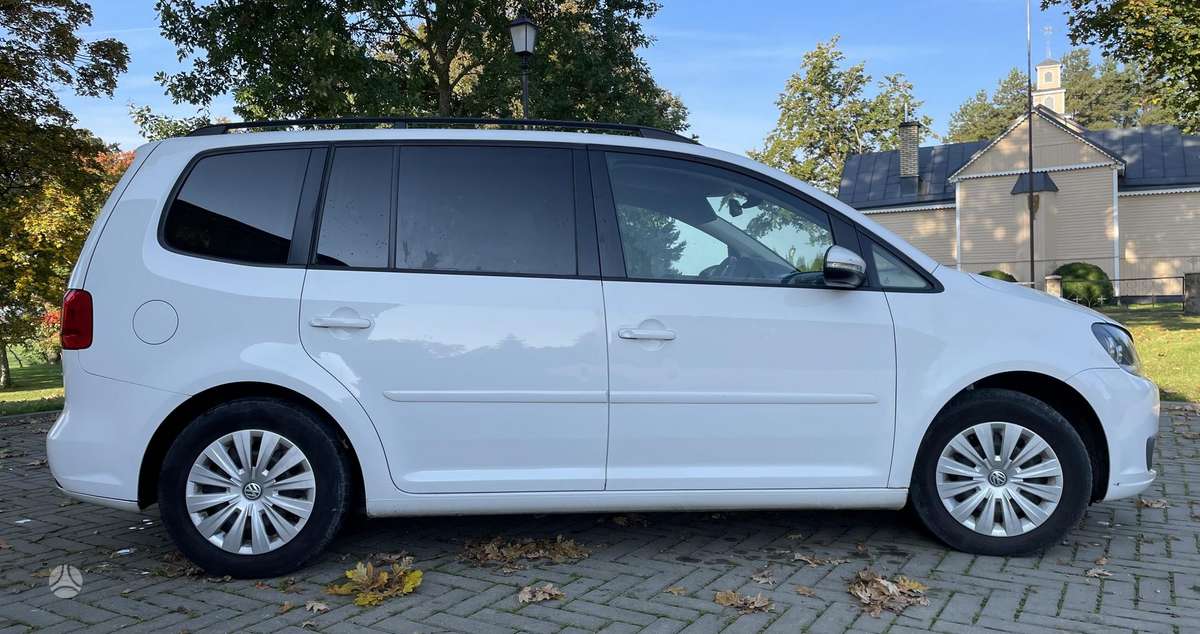 Volkswagen Touran 2011 — engine 1598 cm³, 105 HP (77kW)
