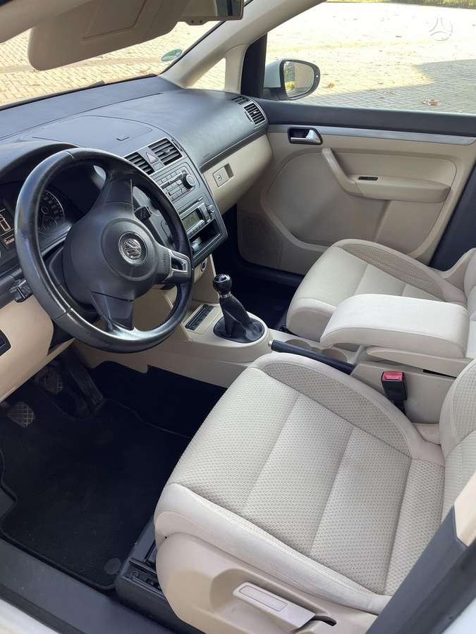 Volkswagen Touran 2011 — photo 9