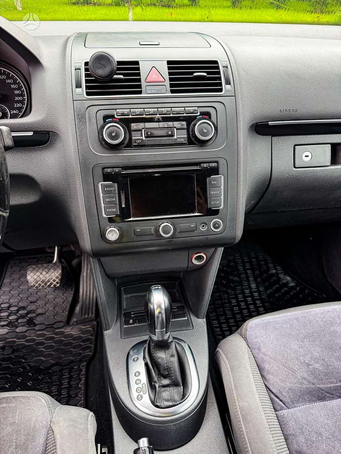 Volkswagen Touran 2011 — photo 12