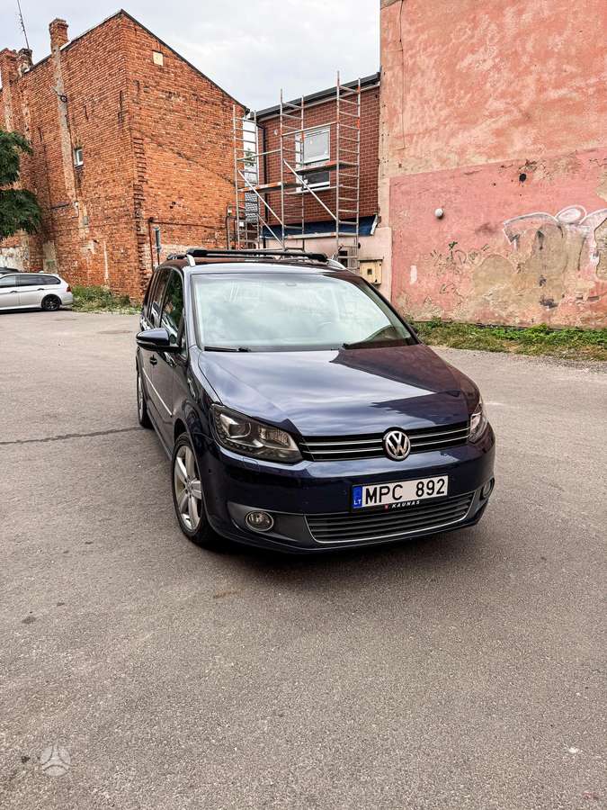 Volkswagen Touran 2011 — rear view