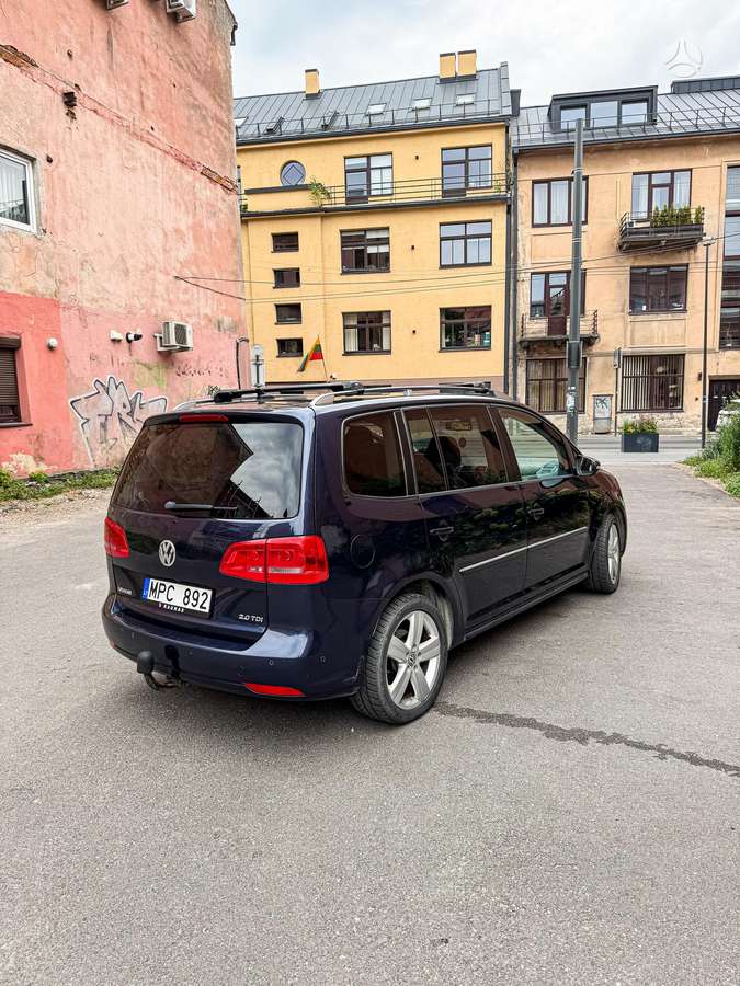 Volkswagen Touran 2011 — interior