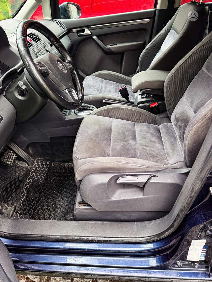 Volkswagen Touran 2011 — photo 8