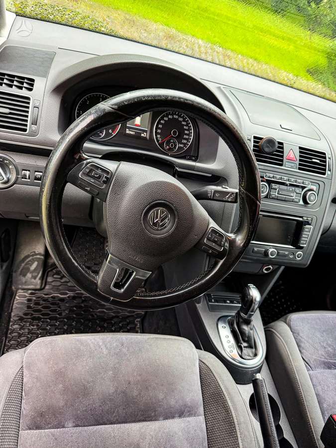 Volkswagen Touran 2011 — photo 9