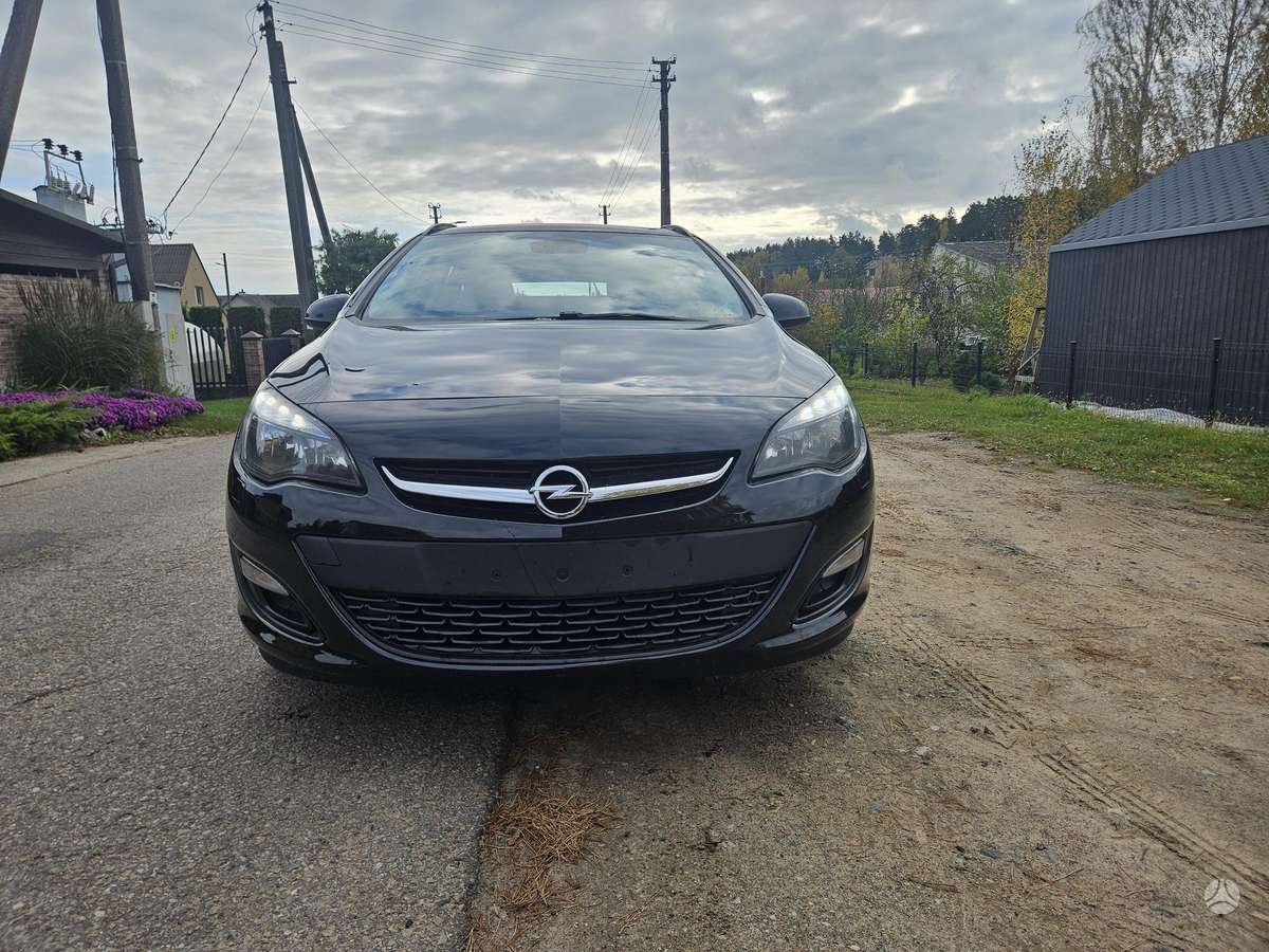 Opel Astra 2015 — rear view