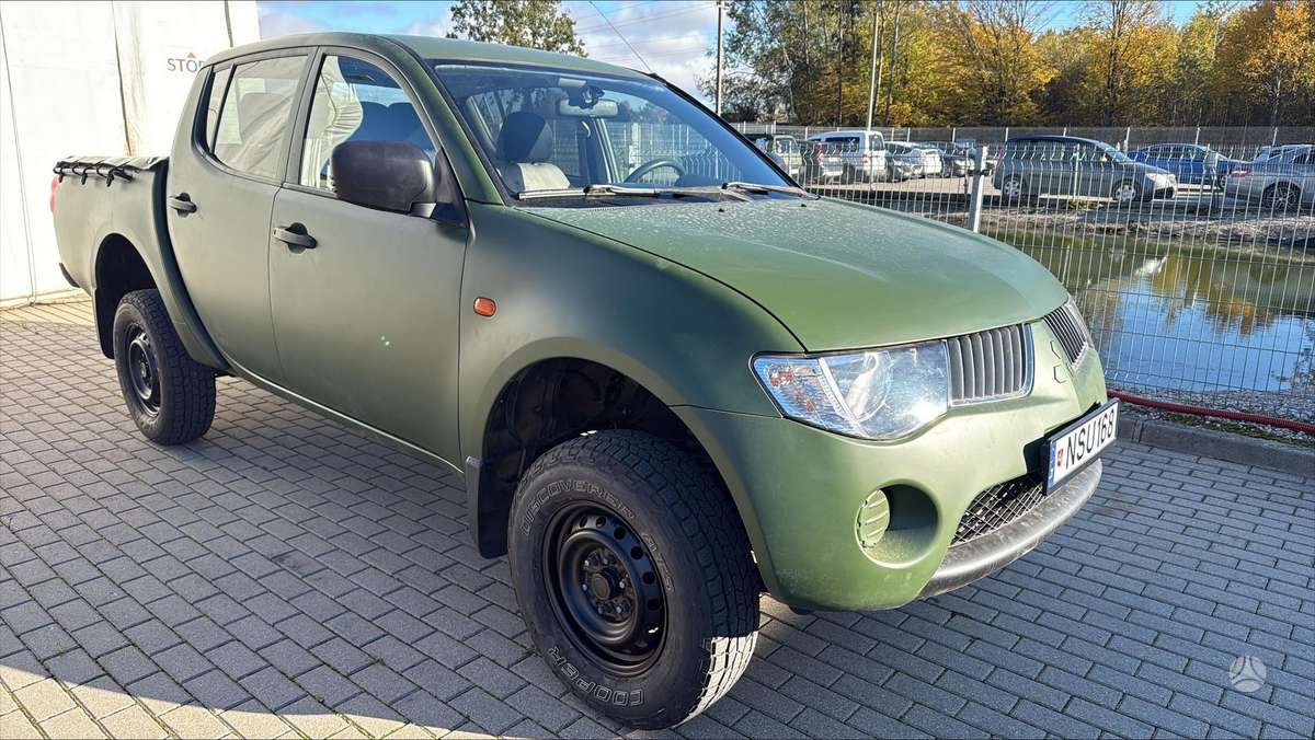 Mitsubishi L200 2010 — rear view