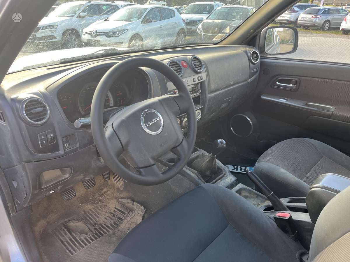 Isuzu D-Max 2011 — photo 18
