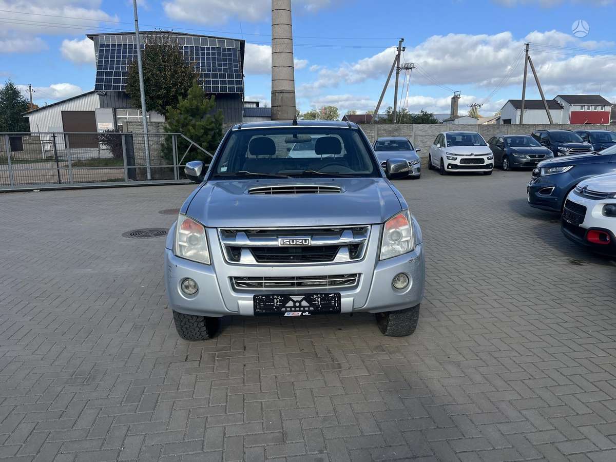 Isuzu D-Max 2011 — rear view