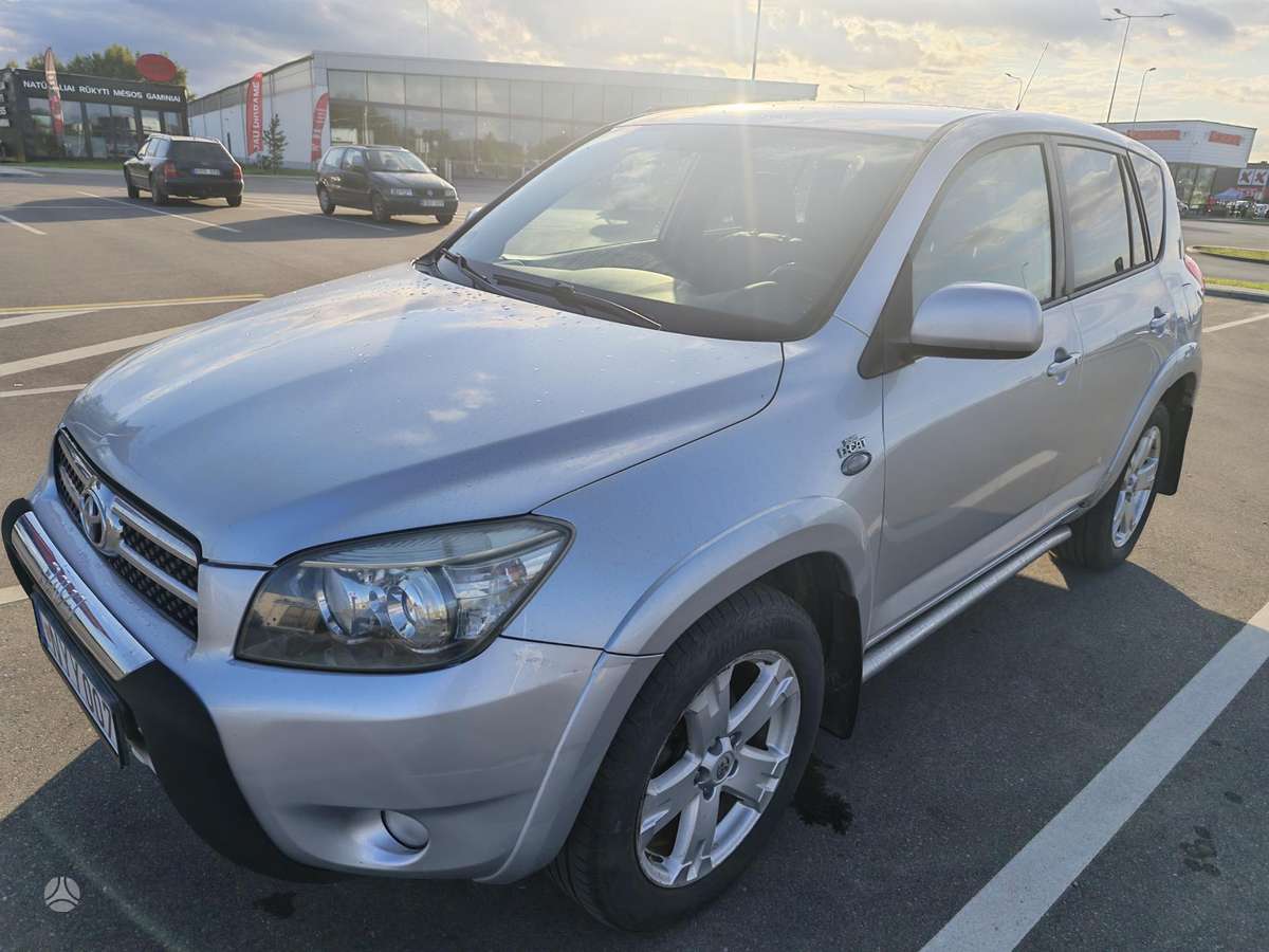 Toyota RAV4 2008 — rear view
