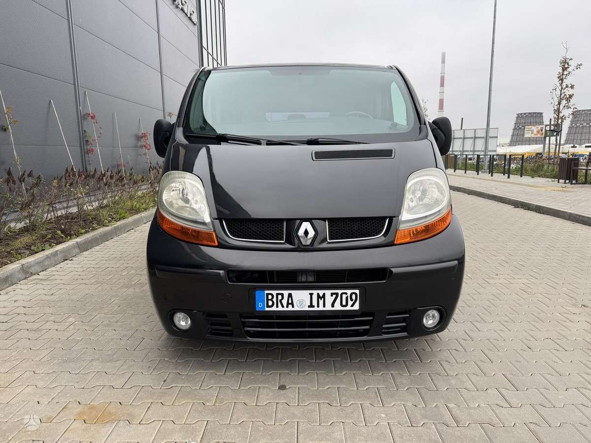 Renault Trafic 2004 — rear view