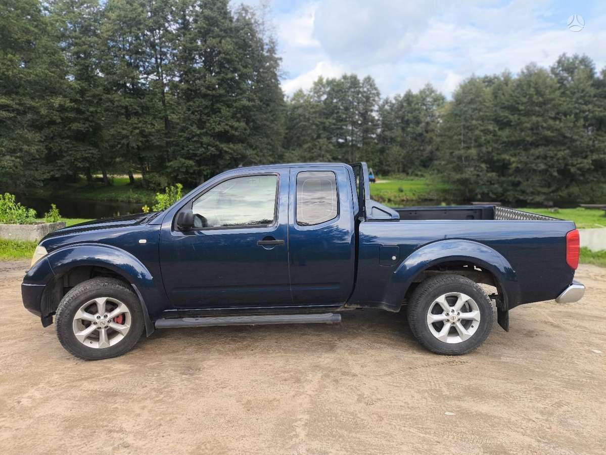 Nissan Navara 2006 — вигляд ззаду