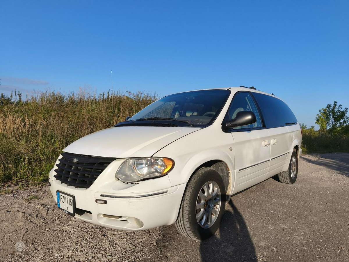 Chrysler Town 2004 — rear view