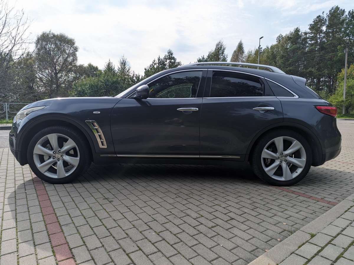 Infiniti FX37 2010 — вигляд ззаду