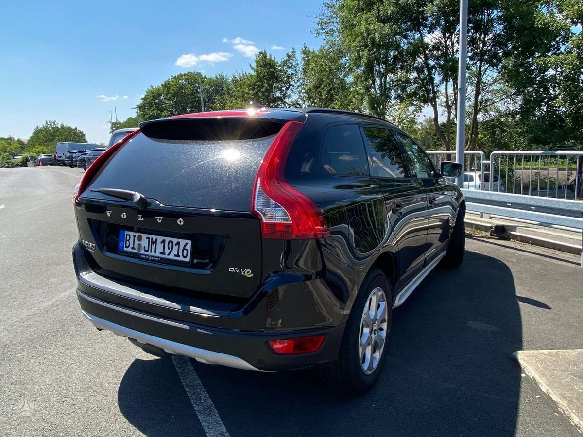 Volvo XC60 2010 — салон