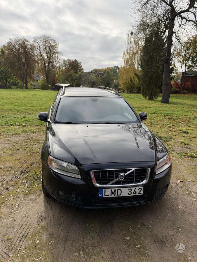 Volvo V70 2009 — rear view