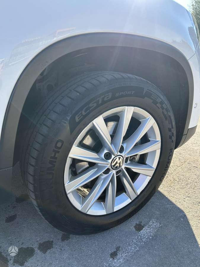 Volkswagen Tiguan 2012 — rear view