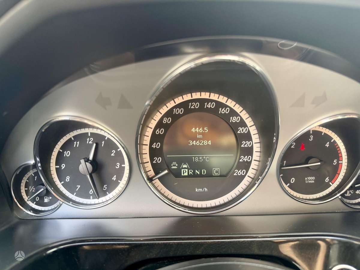 Mercedes-Benz E220 2010 — photo 11