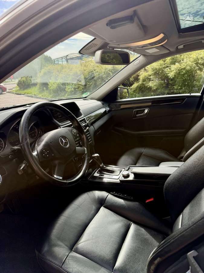 Mercedes-Benz E220 2010 — photo 8
