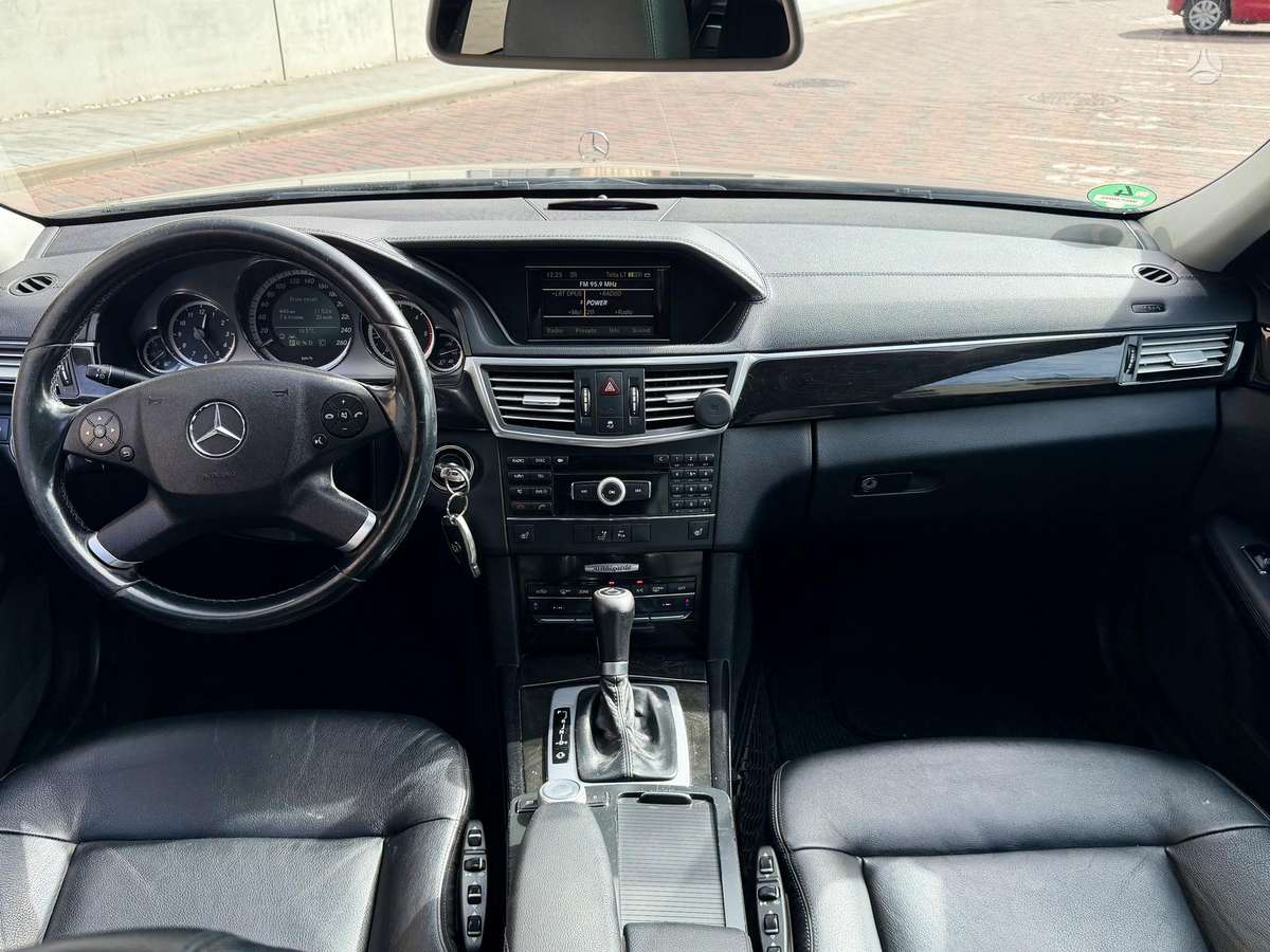 Mercedes-Benz E220 2010 — photo 9