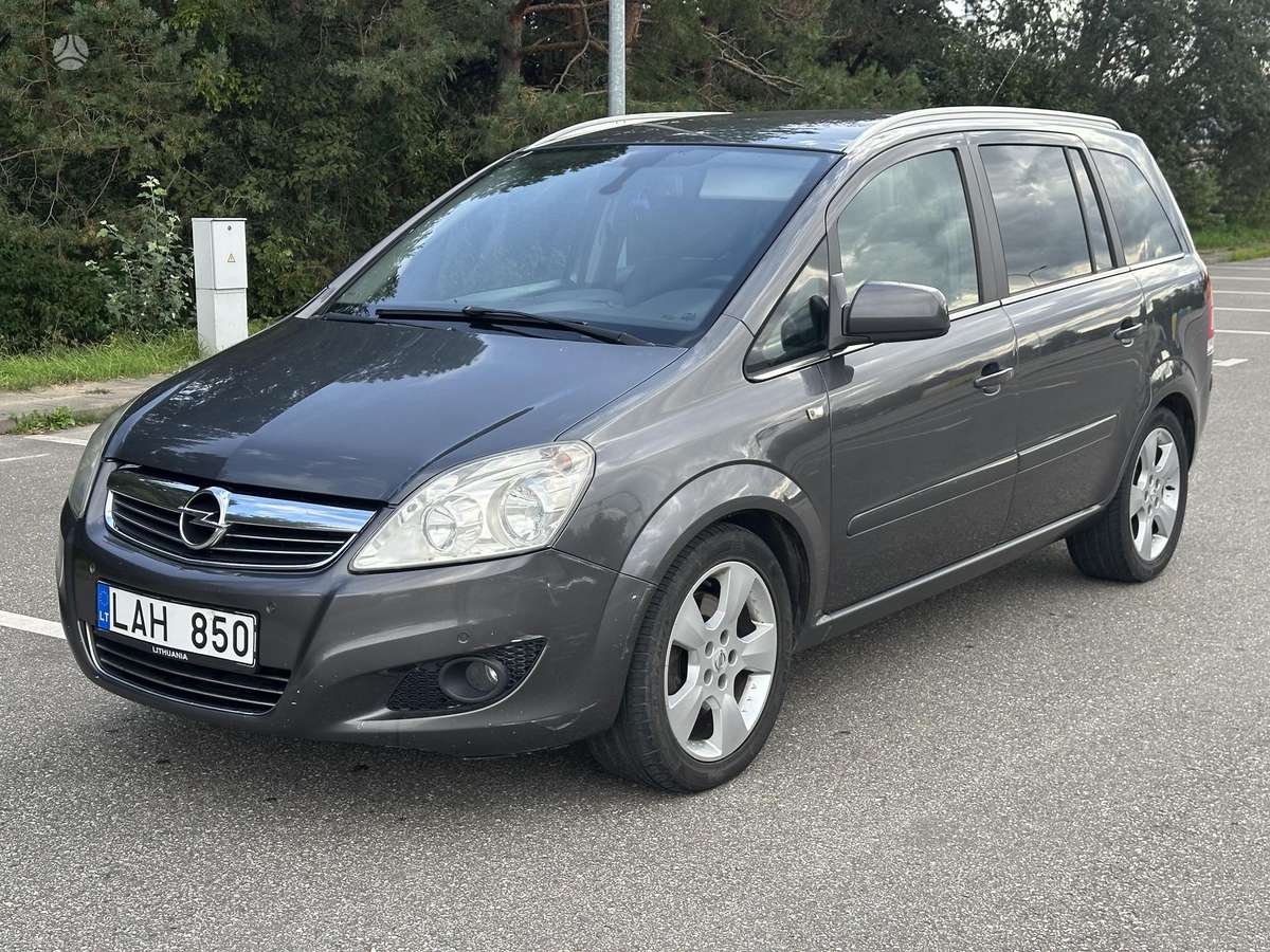 Opel Zafira 2010 — rear view