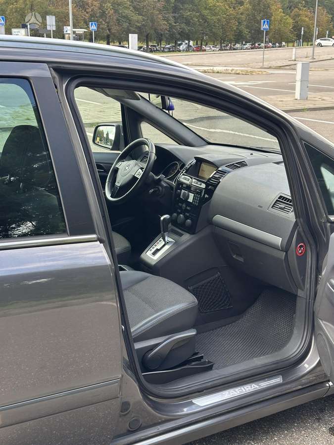 Opel Zafira 2010 — interior