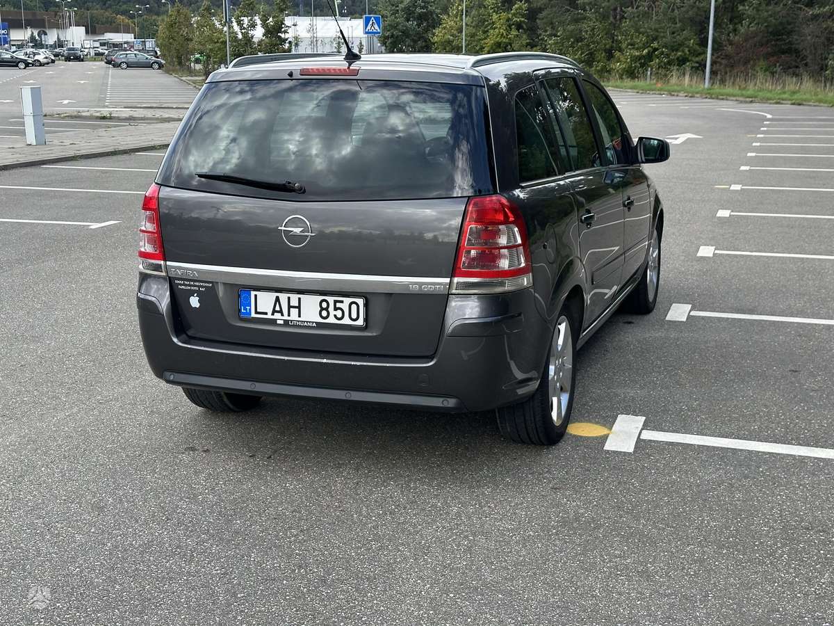 Opel Zafira 2010 — photo 7