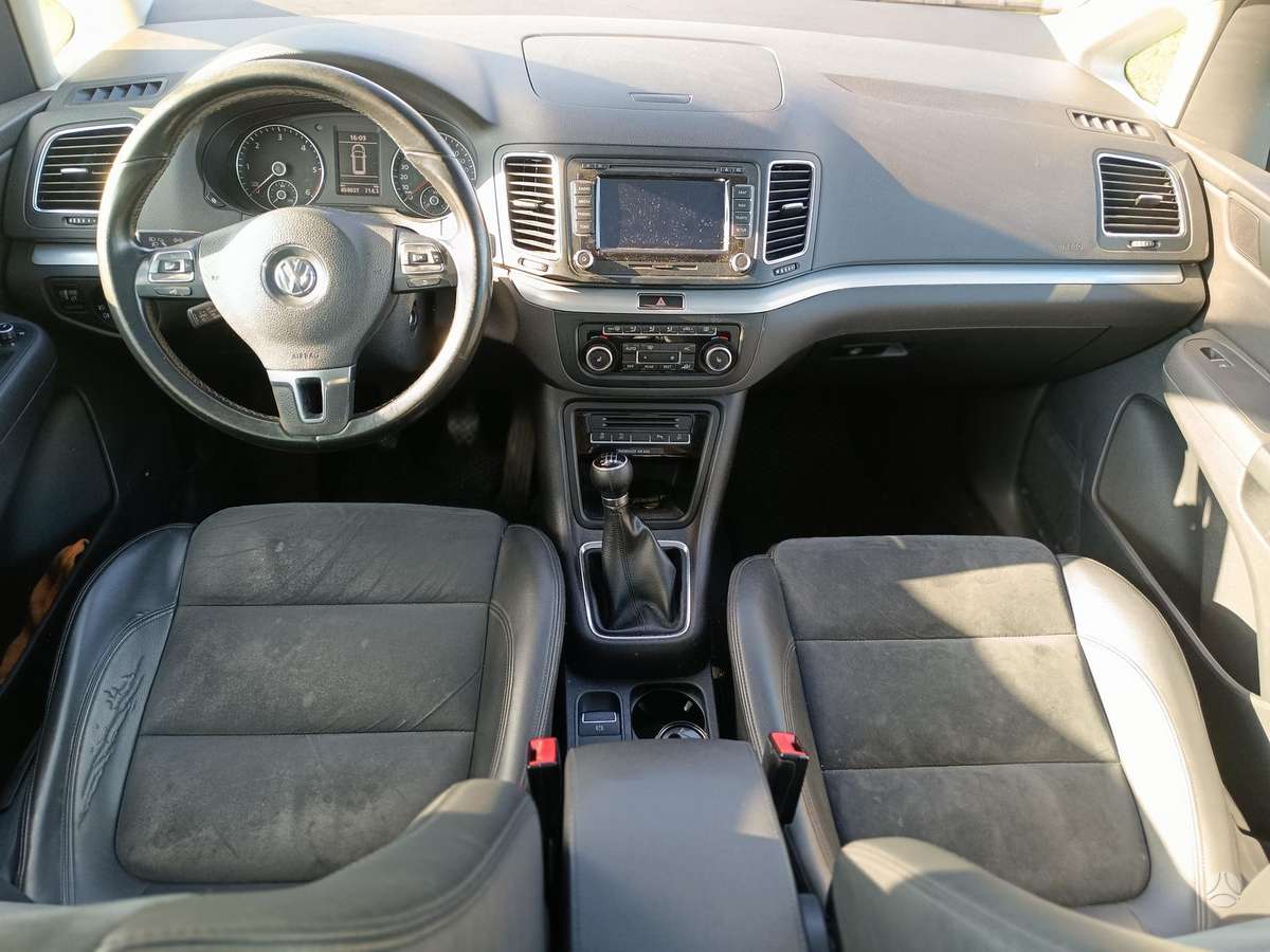 Volkswagen Sharan 2011 — photo 12