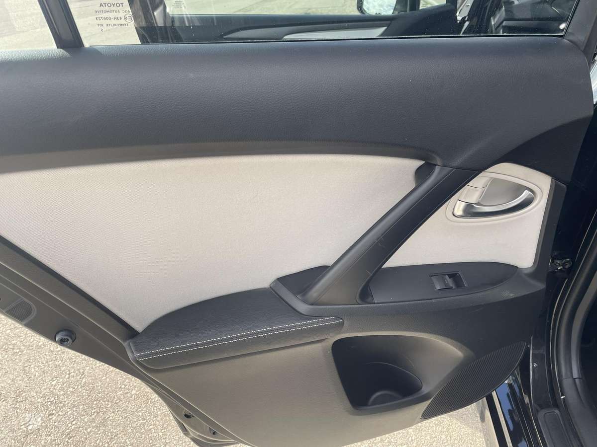 Toyota Avensis 2015 — photo 16
