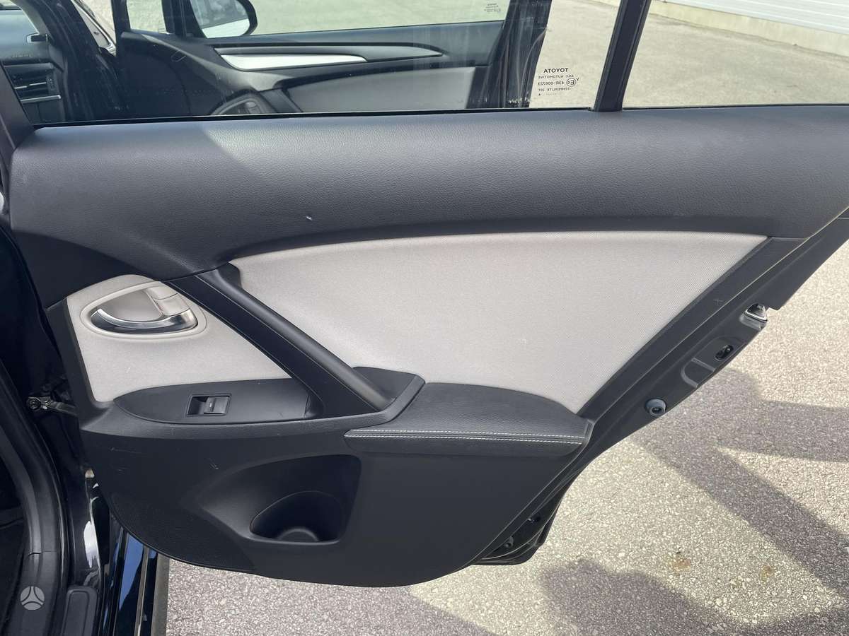 Toyota Avensis 2015 — photo 18