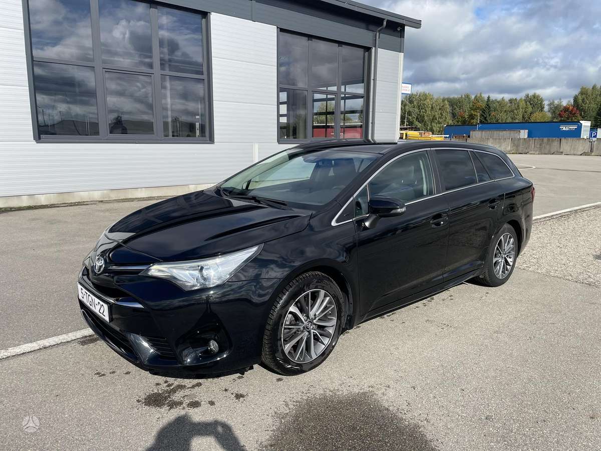 Toyota Avensis 2015 — rear view