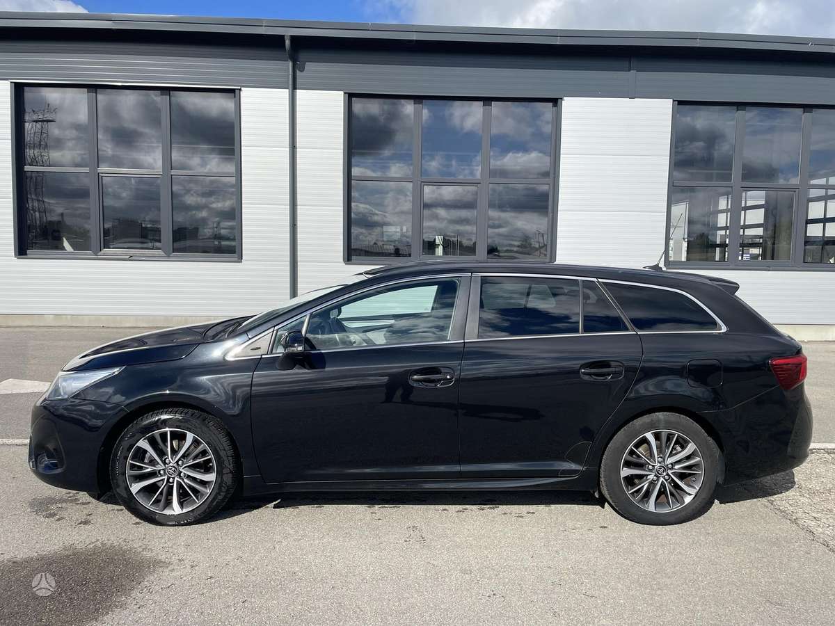 Toyota Avensis 2015 — interior